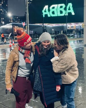 Alison Wright Instagram - Okay so, I didn’t understand until the night before that I wasn’t actually seeing ABBA live in concert 😂
The massive concert schedule didn’t give it away.
I’d marveled albeit it obviously briefly, at their work ethic. Still pro’s after all these years.. ! Working their asses off , doing 2 show days 6 days a week 😂 
As if …. 

But if you get a chance to see the #ABBA Show anywhere in the world . DO IT !!! DO IT !! 🔥🔥🔥
❤️❤️❤️ laughed & cried & danced & loved it !

With my oldest & Bestest 💝 @thefitnessmonkey @caroline_campbell_design 
📸 Ben #matesrates #abba #abbavoyage #abbatartour #voulezvouz