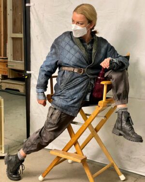 Alison Wright Instagram - Ruth keeping it nice & limber for tonight’s episode  @snowpiercertv 

Season 3 🥶🥶🥶

📸 @sumnermickey ❤️

#snowpiercer #snowpiercertv #snowpiercertnt