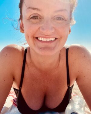 Alison Wright Instagram - Just landed back on the East Coast after 2 weeks shooting a super exciting show with incredible people and one very special friend 💖
Still too secret to share.. 🤐
my lips are sealed for now … 🤫 so back to my day off on Zuma beach instead 😎

#nottooshabby 
#zumabeach #malibu
#beachlife #westcoastisthebestcoast ?! 😳
#nofrikkinfilter