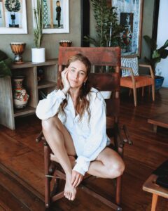 Actress Alix Schwartz HD Instagram Photos and Wallpapers December 2022