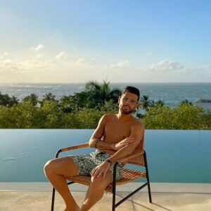 Allan Guedj Instagram - En attendant les marseillais haha rdv 18h50 sur @w9officiel