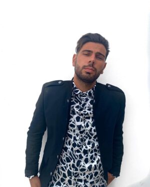 Allan Guedj Instagram - Rendez-vous à tous sur @w9officiel à partir de 18h50  mon entrée dans les marseillais c’était hier et c’etait très spécial pour moi de rejoindre mon cousin ... j ai kiffé et vous vous en avez pensé quoi?