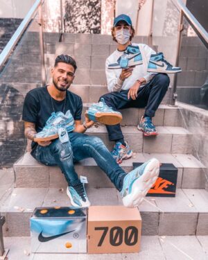 Allan Guedj Instagram - 🎁 CONCOURS 🎁
Bonsoir à tous ! 
Pour fêter l’ouverture de son compte Instagram nous avons décidé de vous offrir une paire de sneakers ! 
La personne qui gagnera ce concours aura le choix entre 2 paires différentes :
- Une Air Jordan 1 Obsidian 🦋
- Une Rubber Dunk Off White 🚧

Pour participer à ce concours il suffit de :
- Suivre @youcallus et @allanguedj 
- Écrire le nom de la paire que tu veux   ta taille en commentaire.
- Identifiez 3 potes ! 
- Repost en story cette image avec le @youcallus 
- Et pour avoir encore plus de chance vous pouvez participer autant de fois que vous le voulez en identifiant d’autres amis ! 
Le concours ce termine le Samedi 24 Octobre à 21h. 
Le gagnant sera contacté en message privé le lendemain. 
Nous vous souhaitons bonne chance ! 🍀