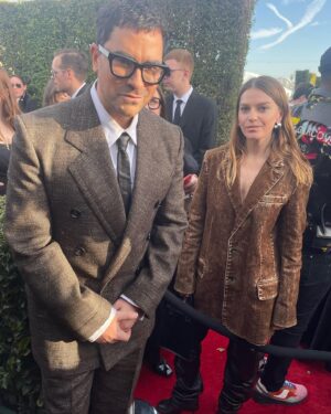 Ally Pankiw Instagram - love to go to the @criticschoice awards with my love @instadanjlevy and practice strong boundaries in friendship by being kept on the other side of a velvet rope sometimes
Thank you @loewe and @benjamincazenave for the look. thank you @laura.n.schafer thank you @ktmell for getting me ready 🎀