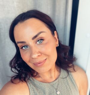 Alma Hätönen Instagram - Tiedotusluontoista asiaa ja etsintäkuulutus!💕 

Jos tykkäät @yopuolentarinoita -podista, luethan loppuun asti. I need you 🫶

Kuten monet jo päättelivätkin mun uusista urauutisista: Yöpuolen tarinat päättyy, kun siirryn Ylelle syksyllä. Se tarkoittaa, että tänä kesänä äänitettävä 4 -kausi jää viimeiseksi😭🔮 Joten tehdään tästä paras kausi yhdessä eikö niin? 

Mä tarvitsen siihen meidän ihanan yhteisön apua, jotta löydetään parhaat Yöpuolen tarinat 🫶 

Jotta algoritmi ei paina tätä etsintäkuulutusta unohduksiin, voisitko tallentaa tämän postauksen, jakaa omaan storyyn tai kaverille, tägätä kaverit tai kertoa alle vaikka päivän kuulumiset tai lempiruuan kommentin muodossa, jotta mahdollisimman moni, jolla on tarina kerrottavanaan löytää tämän? Sain nimittäin kuulla, että tosi monella oli mennyt ihan ohi, että uusi kausi on edes tulossa 😳

Tarinoita voi laittaa sähköpostitse almanpod@gmail.com 🌙 Kerro samalla myös missä päin Suomea sijaitset, sillä mä tuun äänittämään tarinan sun luo. Jokainen tarina kerrotaan anonyymina, kuten monet teistä jo tietääkin. Kerro kavereille, joilla on hyviä tarinoita tai rohkaistu itse lähettämään tarinasi mulle. Se ei sido vielä mihinkään. 

Ootte ihania ja kiitän jo nyt avusta 💕 Tehdään tästä paras kausi vai mitä?🥹