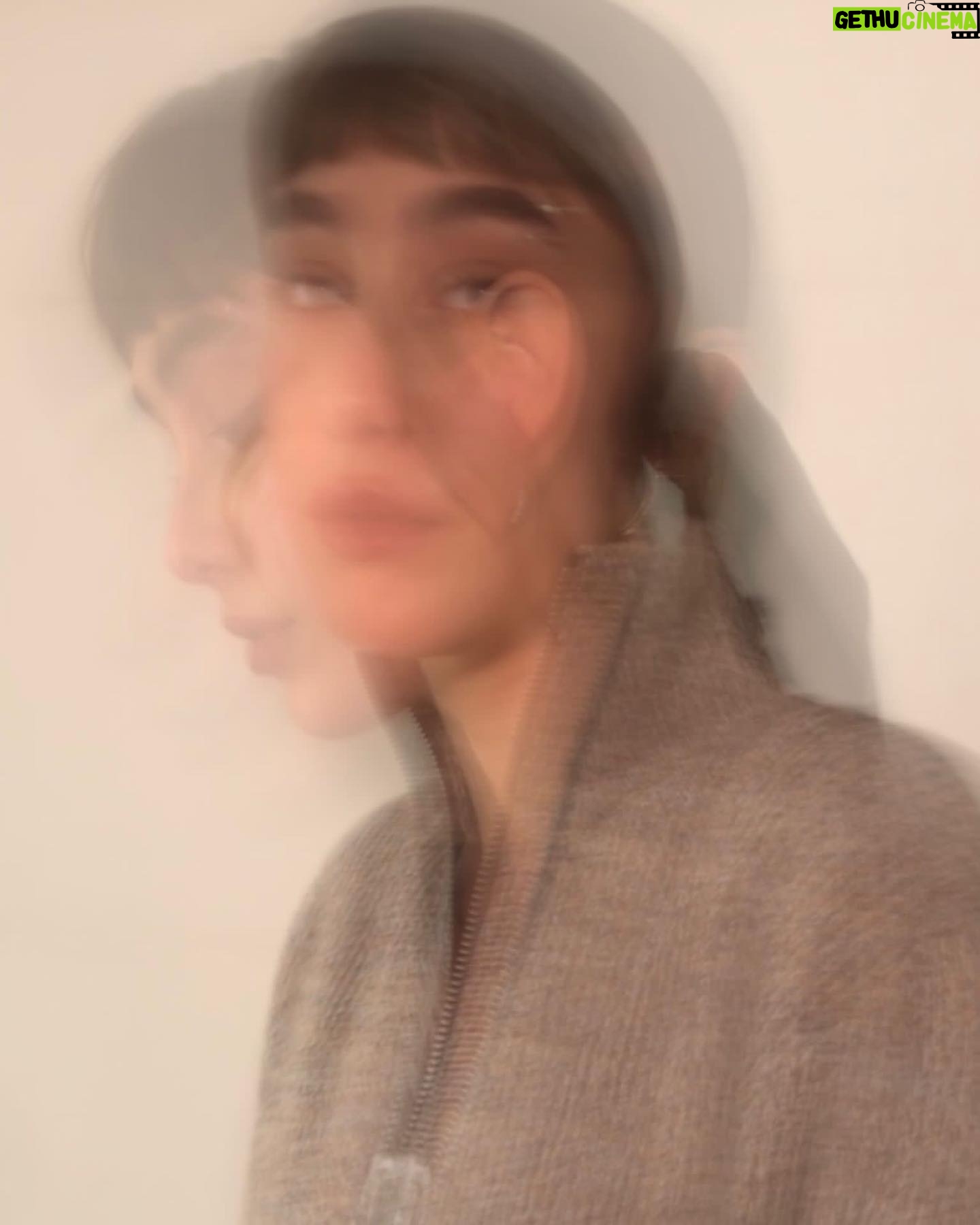 Almudena Amor - 2.8K Likes - Gracias gracias gracias @uniondeactores por el premio a Mejor actriz revelación, menuda bienvenida tan bonita. Siempre feliz de formar parte de El buen patrón, eternas gracias a @leonaranoa por confiar en mí para encarnar a Liliana, y gracias y enhorabuena a todos mis compañer@s de Básculas Blanco premiados y no premiados porque son increíbles interpretes y personas, he aprendido mucho a vuestro lado. 🌱
Gracias también a las personas que me acompañaron y me ayudaron en ese día tan especial,
@dianaellerker
@josejuan35
@mr.davidlopez
qué felicidad ♥️