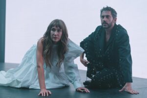 Almudena Amor Instagram - Algunas fotos del rodaje del nuevo video de @califato_3x4 ̶Ê̶ƈ̶ƈ̶Ɩ̶ą̶ც̶Ô̶ ̶ɖ̶ɛ̶ ̶Ɩ̶ı̶ც̶ɛ̶ཞ̶ɬ̶Á̶ 

Qué suerte  encarnar a este Ser de Luz para uno de mis grupos favoritos, junto a @pacoleon, un actor al que admiro muuucho y rodeada de colegas que encima hacen un curro de locos. 

Gracias a todo el equipaso ❤️‍🔥

Las fotos son de súper @nietermind

@afilmbyjj
con
PACO LEON @pacoleon
ALMUDENA AMOR @almudena_amor
FOYONE  @foyone
y la colaboraçión êppeçiâh de
Borja Iglesias @borjaiglesias9
Héctor Bellerín @hectorbellerin

DOP Jorge Fonseca @jorgefonsecaprieto
Dirêççión de arte @pilar__angulo @_marta_espino
Ayudante de Dirêççión @redshoesss
Dirêççión de prodûççión @blankauve
Ayte. Prodûççión @mench2
Aûççiliâh de Prodûççión @_sofiadelrio_
Co-Produçío por @enri.mur
Çuperbiçión de Storyboard elenaqf
Ayudante de Cámara @antton.libano
Operadôh Êtteady @manurg94
Gaffer @zzumeta
Eléttrico @marcos.cifo
Bêttuario @alejandragombau
Ayte. de arte @elena_valles_chacon
Atrêççîtta elenaqf
Atrêççîtta de abançe @luciamicolapiz
Ayudante henerâh @pepenipero
Aûh. Decoraçión nerea_ballesters
Aûh. Decoraçión @gusmaguado
Maquiyahe @yolandapiconde
Peluquería @veronica__ruz
3D Y DIÇEÑÔ | PÔPPRODÛÇÇIÓN
Nabe Califâh | Planeta Botiho
Schlomo Goldberg
keine Liebe ohne Stile
PÓTTERS
@julio_numar
CRÉDITÔ Y DIÇEÑÔ
@tot.studio.bcn
Foto Fiha @nietermind
MAKING OF
Making of @claugiraldez
Aûh Making @offdelcampo
ÇONÍO
@kblackeyy
Çonío foley y Banda Çonora 
@califato_3x4
ÊTTUDIO
@16escalones
Luis Cañete
Eva Carmona
Anuk
Ténnico en Plató
@pachinkoaudiovisual
ETALONAHE
@daniaranega
@gradepunk
ELENCO
Tripulaçión Califato ¾:
Manuel Chaparro @the_gardener__
Sergio Ruiz  @stayp.bsnposse
Lorenzo Soria @bazofia___
Esteban Espada  @boveless
Diego Caro @diegonoventicuatro
Guillermo Iniesta  @guilleiniesta
María José Luna maria_jose_luna
Sebastián Orellana @sebastian__orellana
Ángeles Rusó @angelesruso
Biolîtta olograma: Ángela Varo @angelavaromusic
Perro: Romario