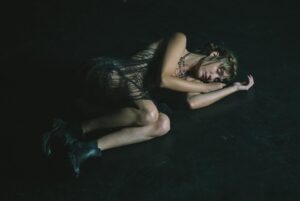 Almudena Amor Instagram - Algunas fotos del rodaje del nuevo video de @califato_3x4 ̶Ê̶ƈ̶ƈ̶Ɩ̶ą̶ც̶Ô̶ ̶ɖ̶ɛ̶ ̶Ɩ̶ı̶ც̶ɛ̶ཞ̶ɬ̶Á̶ 

Qué suerte  encarnar a este Ser de Luz para uno de mis grupos favoritos, junto a @pacoleon, un actor al que admiro muuucho y rodeada de colegas que encima hacen un curro de locos. 

Gracias a todo el equipaso ❤️‍🔥

Las fotos son de súper @nietermind

@afilmbyjj
con
PACO LEON @pacoleon
ALMUDENA AMOR @almudena_amor
FOYONE  @foyone
y la colaboraçión êppeçiâh de
Borja Iglesias @borjaiglesias9
Héctor Bellerín @hectorbellerin

DOP Jorge Fonseca @jorgefonsecaprieto
Dirêççión de arte @pilar__angulo @_marta_espino
Ayudante de Dirêççión @redshoesss
Dirêççión de prodûççión @blankauve
Ayte. Prodûççión @mench2
Aûççiliâh de Prodûççión @_sofiadelrio_
Co-Produçío por @enri.mur
Çuperbiçión de Storyboard elenaqf
Ayudante de Cámara @antton.libano
Operadôh Êtteady @manurg94
Gaffer @zzumeta
Eléttrico @marcos.cifo
Bêttuario @alejandragombau
Ayte. de arte @elena_valles_chacon
Atrêççîtta elenaqf
Atrêççîtta de abançe @luciamicolapiz
Ayudante henerâh @pepenipero
Aûh. Decoraçión nerea_ballesters
Aûh. Decoraçión @gusmaguado
Maquiyahe @yolandapiconde
Peluquería @veronica__ruz
3D Y DIÇEÑÔ | PÔPPRODÛÇÇIÓN
Nabe Califâh | Planeta Botiho
Schlomo Goldberg
keine Liebe ohne Stile
PÓTTERS
@julio_numar
CRÉDITÔ Y DIÇEÑÔ
@tot.studio.bcn
Foto Fiha @nietermind
MAKING OF
Making of @claugiraldez
Aûh Making @offdelcampo
ÇONÍO
@kblackeyy
Çonío foley y Banda Çonora 
@califato_3x4
ÊTTUDIO
@16escalones
Luis Cañete
Eva Carmona
Anuk
Ténnico en Plató
@pachinkoaudiovisual
ETALONAHE
@daniaranega
@gradepunk
ELENCO
Tripulaçión Califato ¾:
Manuel Chaparro @the_gardener__
Sergio Ruiz  @stayp.bsnposse
Lorenzo Soria @bazofia___
Esteban Espada  @boveless
Diego Caro @diegonoventicuatro
Guillermo Iniesta  @guilleiniesta
María José Luna maria_jose_luna
Sebastián Orellana @sebastian__orellana
Ángeles Rusó @angelesruso
Biolîtta olograma: Ángela Varo @angelavaromusic
Perro: Romario
