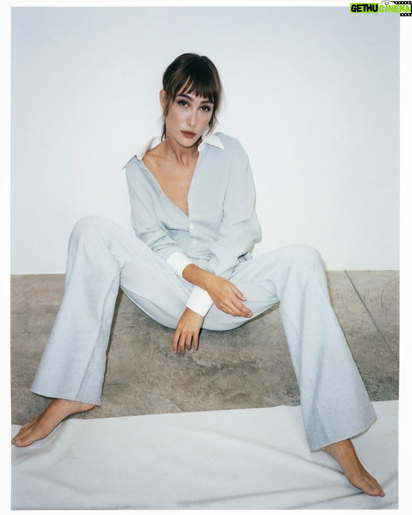 Almudena Amor - 3.7K Likes - Gracias @telva por esta entrevista y fotos hechas con tanto cariño,
las teneis en papel en el número de Noviembre en la sección de Cultura 🤍
Photo @tomasdelafuente
Interview @cesarsuarezz
Stylist @crisgvivanco
Muah @carmendejuan
Agent @dianaellerker
Gracias a todo el equipo 🖤