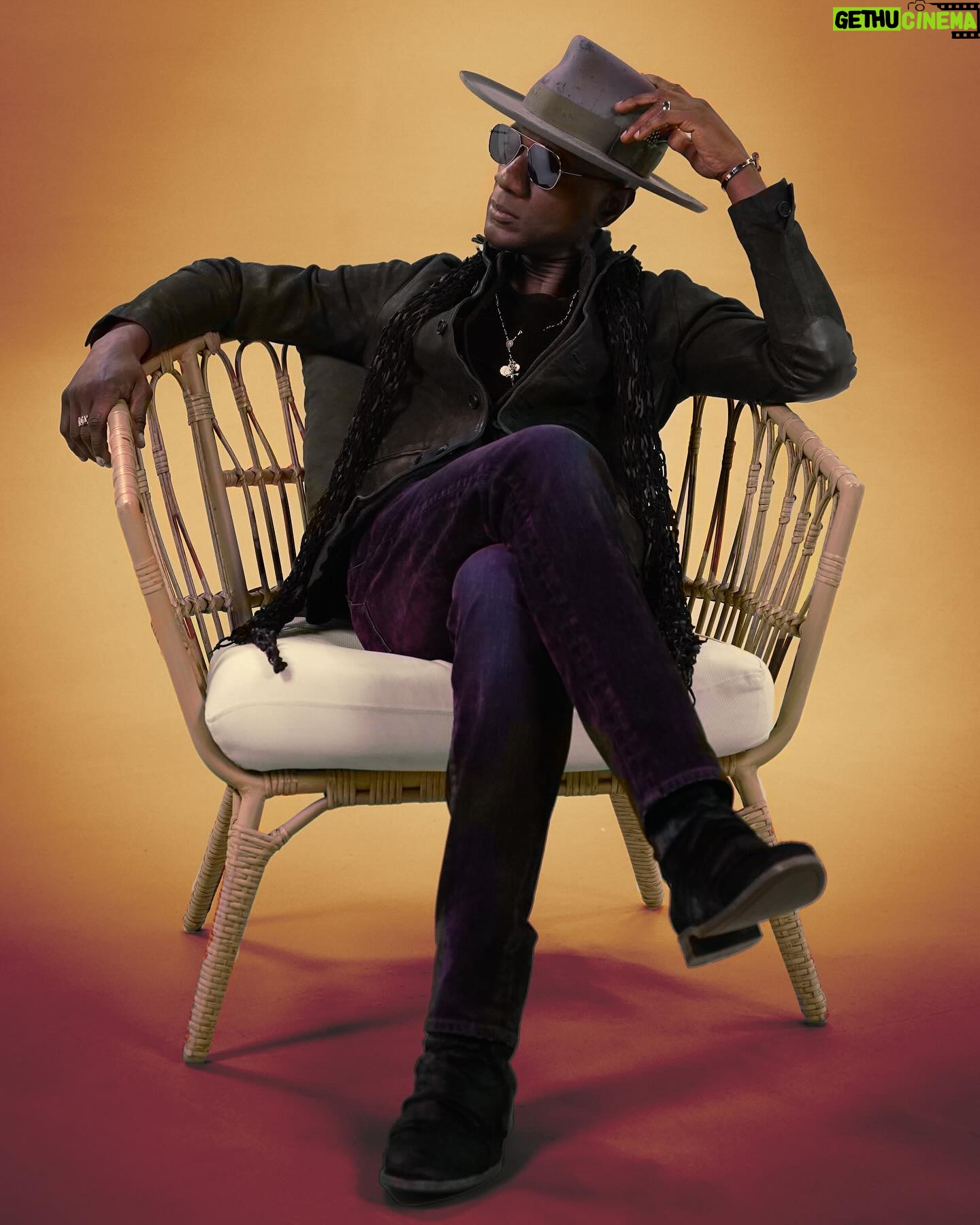 Aloe Blacc - 705 Likes - Black Hole Sun #OUTNOW on all streaming platforms
Produced by @otismcdonald
👉🏽Link in bio
Director of Photography: @ryancalavano
BTS DP: @sheff_shoots_indie
Hat Designer: @marquezclasicoofficial @gilbertomarquez_
Styling: @theglovedartist
Jewelry: @eyecandylosangeles
Artwork by: @gaknew
MUA: @itsneilscibelli
Drums, Percussion, Bass, Piano, Synth, Guitars, Background Vocal performed by @otismcdonald
Guitars performed by @stevewyreman
Organ performed by @funkchild
Guitar Effects @jacksonallenguitar
#blackholesun #soundgarden #rockmysoul #coversong #takemebacktuesday
#reeloftheday #love #music #instagood #trending #wakemeup #dollar #theman #black
#fashion #trending #explorepage #viral #tbt #fyp #picoftheday #follow #me #selfie #summer