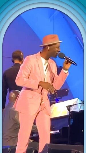 Aloe Blacc Instagram - Grateful and humbled to have sung “Fly Me To The Moon” at the Quincy Jones tribute, a magical night at @hollywoodbowl honoring one of my icons for his 90th birthday. Thank you for the incredible opportunity, Quincy Jones! Here’s to countless more years of your timeless brilliance! 🌟 #QuincyJonesTribute #FlyMeToTheMoon #IconicNight 

Piano/MD: @gapmac Greg Philinganes 
Conducted by: Jules Buckley