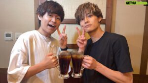 Aloha Takamatsu Instagram - Cheers - Tani Yuuki 君のMVにアロハ参戦しております！
まさかYuuki君とお仕事で
再会できるとは思っていなかったので、めちゃ嬉しいです☺️☺️☺️
ということで2人の激レア映像
📽️📽️
#taniyuuki 君　#髙松アロハ 
#cheers #昔は2人で 
#踊ってました 
#ちっちゃい方が #僕