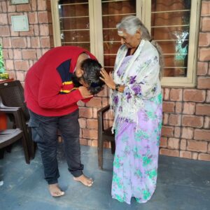 Alok Babu Instagram - Happy birthday to Gaana Saraswathi S. Jaanaki Amma ❤️🙏🏻Grt Fan of your voice but Biggest Fan of your simplicity , Thousands of blockbuster songs n yet so humble, You are the true inspiration to this generation 🙏🏻❤️
ನೂರ್ಕಾಲ ಖುಷಿಯಾಗಿ ನಗು ನಗುತಾ ಬಾಳಿ ,  love you ಮಾ ❤️🙏🏻
#sjanaki #Allok #kannnada #karnataka #goodvibesonly