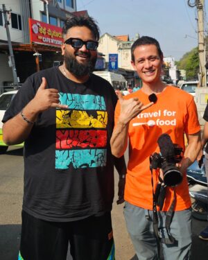 Alok Babu Instagram - Lovely catching up with you brother @migrationology ❤️ best wishes for your future exploration in Namma karnataka 🥰🤝
#markwiens #allok #foodblogger #global #kannada #karnataka #GoodVibesonly