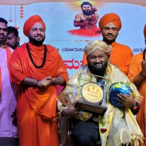 Alok Babu Instagram - ಬೈಲಹೊಂಗಲದ ಶಾಖಾ ಮೂರುಸಾವಿರಮಠ ಲಿ. ನೀಲಕಂಠ ಮಹಾಯೋಗೀಶ್ವರರ ಜಾತ್ರಾ ಲಿ. ಗಂಗಾಧರ ಸ್ವಾಮಿಗಳವರ 15ನೇ ಪುಣ್ಯಸ್ಮರೋತ್ಸವ ಹಾಗೂ ಮಹಾಶಿವರಾತ್ರಿ ಉತ್ಸವದ ಅಂಗವಾಗಿ ನಡೆದ ಕಾರ್ಯಕ್ರಮಕ್ಕೆ ನಾನು ನನ್ನ ತಂಡ ಭೇಟಿಕೋಟ್ಟು ಸಂಗೀತ ಸಂಜೆ ಮಾಡಿದ ಅದ್ಭುತ ಕ್ಷಣಗಳ ತುಣುಕು ಇಲ್ಲಿದೆ, Shri neelakanta Swamiji is one of the most humble personalities i was blessed to meet ❤️ my heartfelt gratitude to sadananda ji and all the amazing souls who blessed us with this divine evening ❤️
Hara hara mahadev 🙏🏻
#Allok #Teamallok #bailongla #belgaum #kannada #karnataka #goodvibesonly