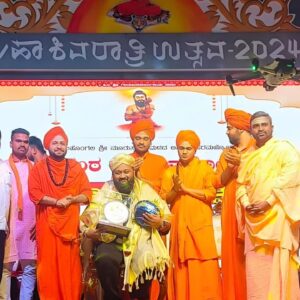 Alok Babu Instagram - ಬೈಲಹೊಂಗಲದ ಶಾಖಾ ಮೂರುಸಾವಿರಮಠ ಲಿ. ನೀಲಕಂಠ ಮಹಾಯೋಗೀಶ್ವರರ ಜಾತ್ರಾ ಲಿ. ಗಂಗಾಧರ ಸ್ವಾಮಿಗಳವರ 15ನೇ ಪುಣ್ಯಸ್ಮರೋತ್ಸವ ಹಾಗೂ ಮಹಾಶಿವರಾತ್ರಿ ಉತ್ಸವದ ಅಂಗವಾಗಿ ನಡೆದ ಕಾರ್ಯಕ್ರಮಕ್ಕೆ ನಾನು ನನ್ನ ತಂಡ ಭೇಟಿಕೋಟ್ಟು ಸಂಗೀತ ಸಂಜೆ ಮಾಡಿದ ಅದ್ಭುತ ಕ್ಷಣಗಳ ತುಣುಕು ಇಲ್ಲಿದೆ, Shri neelakanta Swamiji is one of the most humble personalities i was blessed to meet ❤️ my heartfelt gratitude to sadananda ji and all the amazing souls who blessed us with this divine evening ❤️
Hara hara mahadev 🙏🏻
#Allok #Teamallok #bailongla #belgaum #kannada #karnataka #goodvibesonly