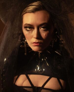 Alondra Excene Shields Instagram - ⛓️🗡️✨🐍
Photographer @lindsphoto 
Model @sierradawnd 
Stylist & Hair @gamecrusherpresents 
Makeup by Me 
•
•
•
•
•
#joanifarc #lamakeupartist #renaissance