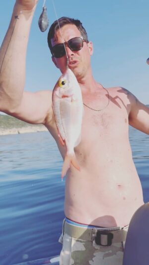 Alp Kırşan Instagram - Bugun biraz av yaptık @zeynepkirsan ve çocuklarım ile. 34 parça balık 🚀 #fish #fishing #balık #foça @oltacicocuk