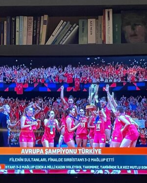 Alper Kul Instagram - Söyleyecek hiçbir şey yok. Türk kadını Avrupa Şampiyonu. Bizleri onurlandırdınız. Sizi yetiştiren ailelerinizin ellerinden öperim. Azminiz, inancınız, sebat gücünüz… Harikasınız. İyi ki varsınız. Cumhuriyetimizin 100. Yılında yüzümüzü güldürdünüz. Saygıyla, hayranlıkla #fileninsultanlari