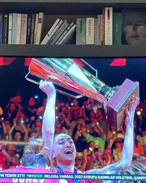 Alper Kul Instagram - Söyleyecek hiçbir şey yok. Türk kadını Avrupa Şampiyonu. Bizleri onurlandırdınız. Sizi yetiştiren ailelerinizin ellerinden öperim. Azminiz, inancınız, sebat gücünüz… Harikasınız. İyi ki varsınız. Cumhuriyetimizin 100. Yılında yüzümüzü güldürdünüz. Saygıyla, hayranlıkla #fileninsultanlari