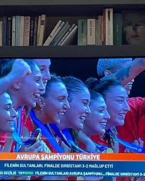 Alper Kul Instagram - Söyleyecek hiçbir şey yok. Türk kadını Avrupa Şampiyonu. Bizleri onurlandırdınız. Sizi yetiştiren ailelerinizin ellerinden öperim. Azminiz, inancınız, sebat gücünüz… Harikasınız. İyi ki varsınız. Cumhuriyetimizin 100. Yılında yüzümüzü güldürdünüz. Saygıyla, hayranlıkla #fileninsultanlari