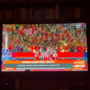 Alper Kul Instagram - Söyleyecek hiçbir şey yok. Türk kadını Avrupa Şampiyonu. Bizleri onurlandırdınız. Sizi yetiştiren ailelerinizin ellerinden öperim. Azminiz, inancınız, sebat gücünüz… Harikasınız. İyi ki varsınız. Cumhuriyetimizin 100. Yılında yüzümüzü güldürdünüz. Saygıyla, hayranlıkla #fileninsultanlari
