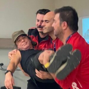 Alper Kul Instagram - Bu arada, unutmadık, boşvermedik, eğitime devam ediyoruz. İlkyardım bilgilerimizi tazeledik, versiyonlu senaryo tatbikatları yaptık. Biraz daha donanım sağladık. Teşekkür ederiz @medipolunv @sararamakurtarma dipnot: @evrenuysal göründüğünden daha ağır.