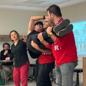 Alper Kul Instagram - Bu arada, unutmadık, boşvermedik, eğitime devam ediyoruz. İlkyardım bilgilerimizi tazeledik, versiyonlu senaryo tatbikatları yaptık. Biraz daha donanım sağladık. Teşekkür ederiz @medipolunv @sararamakurtarma dipnot: @evrenuysal göründüğünden daha ağır.