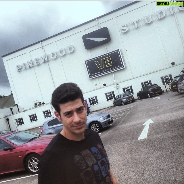 Alper Saldıran - 3.6K Likes - Ben öylece dururken, arkamdaki stüdyoda Star Wars çekiliyordu...:) -Pinewood Studios- 2014