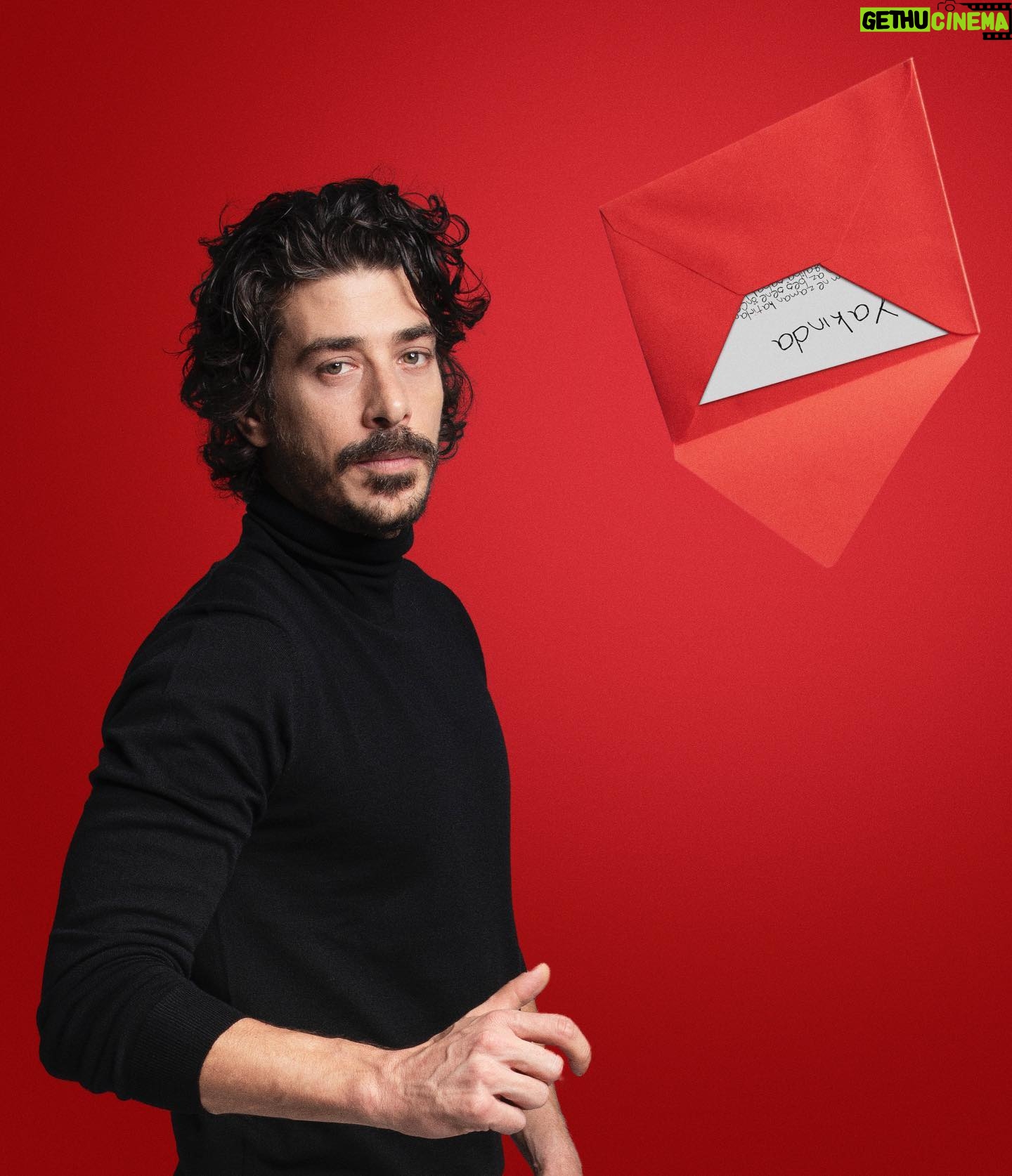 Alper Saldıran - 6.4K Likes - Tam ne zaman hatırlamıyorum, ama en az beş sene önce, bir gece, galiba sabaha karşı kendime bir mektup yazmıştım. Kaybolmasın diye kırmızı bir zarfa koydum. Bugün kapı çaldı. Postacı kırmızı bir zarfla geldi. Hemen anladım ki, o mektup❗️
#kırmızıodadanhikayeler yakında tüm kitapçılarda❗️ @karakargayayinlari 📷 @fethikaraduman