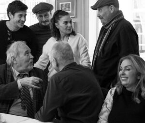 Alper Saldıran Instagram - Neler yapıyorsunuz, bugünlerde? Nasıl geçiyor günleriniz?  2020’nin güzel anları K.Ö (koronadan önce)... Öyle daldım neler yapmışım 2020 de diye, karşıma çıktı fotoğraflar. @tuhafdergi bütün ekibi toplayan kahraman. #hepbirliktegüzeliz Kahvaltılar bahane, sohbet kelimlere sığamayacak kadar şahane.  Fotoğraflar @aycxrican