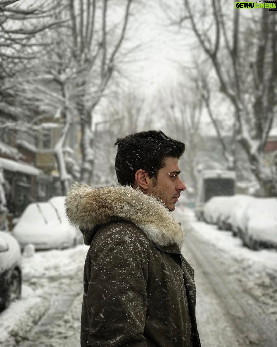 Alper Saldıran - 4.9K Likes - #tbt
Beyaz renklerin en sadesi... kar bütün stresi örtmüştü... mikroplar kırılmıştı.. İstanbul muhteşem bir tabloya dönüştü