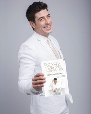 Alper Saldıran Instagram - Ve Kitap raflarda, dün oyuna gitmek üzereyken son anda kitapçıya girip, acaba kitap çıkmış mı? diye baktığımda, gördüm. Yeni çıkanların arasından bana bakıyor.  Yaşadığım duyguyu anlatamam. Düşüncelerim, hayatta beni etkileyen olaylar, bir kitap haline gelmiş, birçok kitabın olduğu rafta duruyordu... Tabi ki aldım. Kafamın içindekiler önce kaleme aktı, sonra kağıda, oradan matbaaya, oradan raflara... Bu süreçte emeği geçen herkese ve asıl bu kitabı yazmamı sağlayan bütün tecrübelerime, bu tecrübeleri bana yaşatanlara, hayat içinde karşıma çıkan tüm insanlara teşekkür ederim...
📷 @fethikaraduman