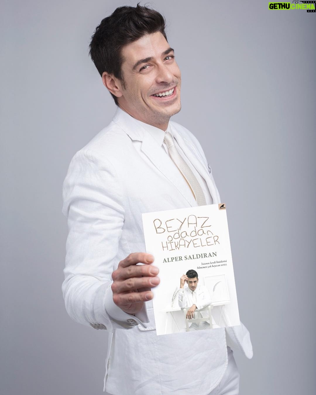 Alper Saldıran - 5.9K Likes - Ve Kitap raflarda, dün oyuna gitmek üzereyken son anda kitapçıya girip, acaba kitap çıkmış mı? diye baktığımda, gördüm. Yeni çıkanların arasından bana bakıyor. Yaşadığım duyguyu anlatamam. Düşüncelerim, hayatta beni etkileyen olaylar, bir kitap haline gelmiş, birçok kitabın olduğu rafta duruyordu... Tabi ki aldım. Kafamın içindekiler önce kaleme aktı, sonra kağıda, oradan matbaaya, oradan raflara... Bu süreçte emeği geçen herkese ve asıl bu kitabı yazmamı sağlayan bütün tecrübelerime, bu tecrübeleri bana yaşatanlara, hayat içinde karşıma çıkan tüm insanlara teşekkür ederim...
📷 @fethikaraduman