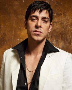 Alper Saldıran Instagram - #tonymontana for @eleledergisi shot by @pelinkacar / styled by @zeyneppsimsek / Makeup @nuvit / Hair @tayfunkaydok / Photo Assist @sametturkann