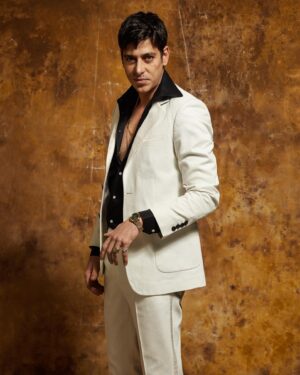 Alper Saldıran Instagram - #tonymontana for @eleledergisi shot by @pelinkacar / styled by @zeyneppsimsek / Makeup @nuvit / Hair @tayfunkaydok / Photo Assist @sametturkann