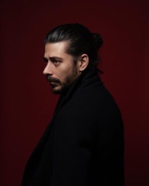 Alper Saldıran Instagram - Karanlık çöktüğünde,  sen aç ışıklarını güzellik...