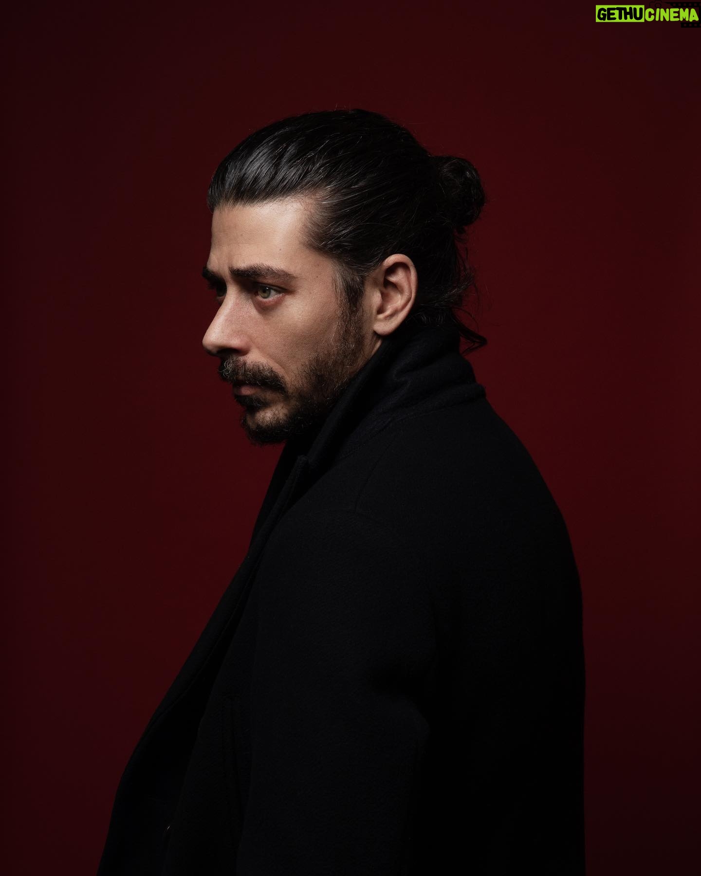 Alper Saldıran - 6.1K Likes - Karanlık çöktüğünde, sen aç ışıklarını güzellik...
