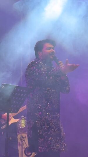 Altamash Faridi Instagram - Glimpses from last night show✨
Had a great show last night, show by @katalystworld @nitinaroraofficial @naveenkatalyst @rohitkatalyst 
@devanshuk_ 
#AltamashFaridiLive
.
.
.
#altamashfaridi #liveshow #reels #reelsinstagram #instareels #viralreels #viral #explorepage #reelitfeelit #reelsviral