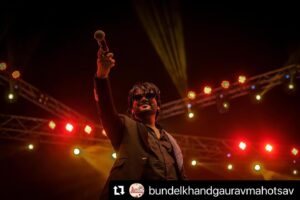 Altamash Faridi Instagram - Had a great show in Mohaba at The Bundelkhand Gaurav Mahotsav🔥
#AltamashFaridi #AltamashFaridiLive

Special Thanks to @koinagelive 

#Repost @bundelkhandgauravmahotsav with @use.repost
・・・
Rhythms that rocked Mahoba! 🎸🎤 

@officialaltamashfaridi stole the show at Bundelkhand Gaurav Mohotsav with his electrifying performance.

@abhishek_967 @devanshuk_ @naveenkatalyst @ramitbhat 

#BundelkhandGauravMahotsav2024 #UPTourism #BulandBundelkhand #IncredibleIndia