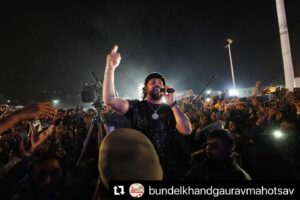 Altamash Faridi Instagram - Had a great show in Mohaba at The Bundelkhand Gaurav Mahotsav🔥
#AltamashFaridi #AltamashFaridiLive

Special Thanks to @koinagelive 

#Repost @bundelkhandgauravmahotsav with @use.repost
・・・
Rhythms that rocked Mahoba! 🎸🎤 

@officialaltamashfaridi stole the show at Bundelkhand Gaurav Mohotsav with his electrifying performance.

@abhishek_967 @devanshuk_ @naveenkatalyst @ramitbhat 

#BundelkhandGauravMahotsav2024 #UPTourism #BulandBundelkhand #IncredibleIndia