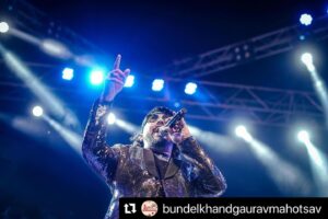 Altamash Faridi Instagram - Had a great show in Mohaba at The Bundelkhand Gaurav Mahotsav🔥
#AltamashFaridi #AltamashFaridiLive

Special Thanks to @koinagelive 

#Repost @bundelkhandgauravmahotsav with @use.repost
・・・
Rhythms that rocked Mahoba! 🎸🎤 

@officialaltamashfaridi stole the show at Bundelkhand Gaurav Mohotsav with his electrifying performance.

@abhishek_967 @devanshuk_ @naveenkatalyst @ramitbhat 

#BundelkhandGauravMahotsav2024 #UPTourism #BulandBundelkhand #IncredibleIndia