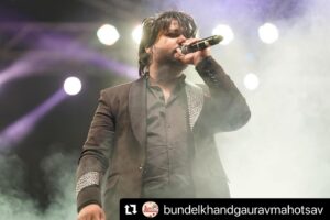 Altamash Faridi Instagram - Had a great show in Mohaba at The Bundelkhand Gaurav Mahotsav🔥
#AltamashFaridi #AltamashFaridiLive

Special Thanks to @koinagelive 

#Repost @bundelkhandgauravmahotsav with @use.repost
・・・
Rhythms that rocked Mahoba! 🎸🎤 

@officialaltamashfaridi stole the show at Bundelkhand Gaurav Mohotsav with his electrifying performance.

@abhishek_967 @devanshuk_ @naveenkatalyst @ramitbhat 

#BundelkhandGauravMahotsav2024 #UPTourism #BulandBundelkhand #IncredibleIndia