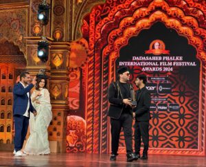 Altamash Faridi Instagram - Received my first ever prestigious Dadasaheb Phalke International Film Festival Awards 2024 
For Best PlayBack singer for the song “Tere Vaaste” from the movie Zara Hatke Zara Bachke ❤️

@dpiff_official @officialaltamashfaridi @saraalikhan95 
@vickykaushal09 @maddockfilms 
@sachinjigar @amitabhbhattacharyaofficial @varun_wave @saregama_official #dineshvijan #zarahatkezarabachke @mrfilmistaani #terevaaste
