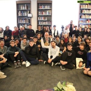 Altan Gördüm Instagram - Bugün, @niluferbel ‘nin düzenlediği edebiyat günleri etkinliğinde,pırıl pırıl gençlerle hem söyleştik,hem de #Tomrisuyar ‘ın bir öyküsünü okuduk.