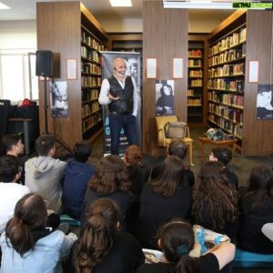 Altan Gördüm Instagram - Bugün, @niluferbel ‘nin düzenlediği edebiyat günleri etkinliğinde,pırıl pırıl gençlerle hem söyleştik,hem de #Tomrisuyar ‘ın bir öyküsünü okuduk.