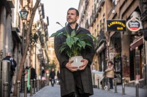 Álvaro Cervantes Instagram - Siempre me ha gustado llevar plantas de un lugar a otro. En #EresTú he cumplido un sueño paseando este Spathiphyllum. Además de disfrutar como un enano bajo la batuta de Alauda Ruiz de Azúa. 
La tenéis en @netflixes. 
@zetastudiosprod @matadme_mucho #adolfovalor @alaudaruizdeazua 
📷 @sinrumbo13