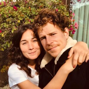 Álvaro Cervantes Instagram - Han pasado diez años desde la primera vez que rodé con @nadiadesantiago90 y no podíamos tener mejor reencuentro que en una serie creada por ella misma junto a sus socios @ines.pintor y @pablo.santidrian. 

Ha llovido mucho en este tiempo, pero más va a llover este finde para encerrarse a ver #ElTiempoQueTeDoy. 
@netflixes