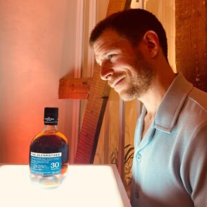 Álvaro Cervantes Instagram - Aquí el responsable de mi primera cata de whisky. @theglenrothes #LookBeyond #30years