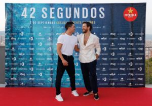 Álvaro Cervantes Instagram - Esta es la cara que se te queda cuando la ficción da paso a la realidad. 

Ayer @manel.estiarte y @pedrogaguado se reencontraron con su entrenador Dragan Matutinović, al que no veían desde hace décadas. Y después de que eso ocurriese estrenamos una gran película y las gradas vibraron como si de una final olímpica se tratase. 

Qué gran noche❤️

#42Segundos 
@sabado_peliculas @universal_spain
